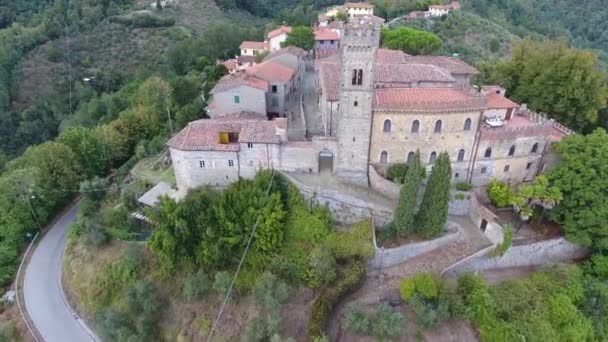 Luchtfoto schot, prachtige klassieke Toscane dorp op de heuvel viaduct, gemaakt met drone — Stockvideo