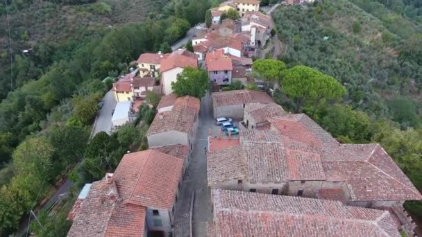 Antenn skott, underbara klassiska Toscana by på den kulle flyoveren, gjort med drönare — Stockvideo