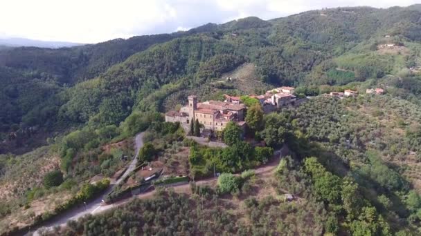 Colpo aereo, splendido classico piccolo villaggio toscano sul cavalcavia collina, realizzato con drone — Video Stock