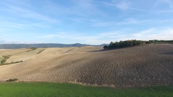 Tiro aéreo, linda paisagem colinas de tucany com labareda do sol, voando acima dos campos, sobrevoo da Toscana — Vídeo de Stock