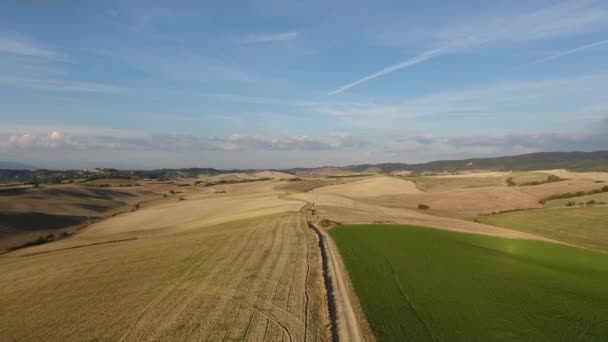 Zdjęcia lotnicze, przepięknych wzgórz Toskanii krajobraz, pływające powyżej pola — Wideo stockowe