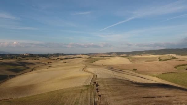 Luchtfoto schot, prachtige heuvels van Toscane landschap, vliegen boven de velden — Stockvideo