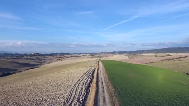 Letecký snímek, nádherných toskánských kopcích krajina, létání nad poli — Stock video