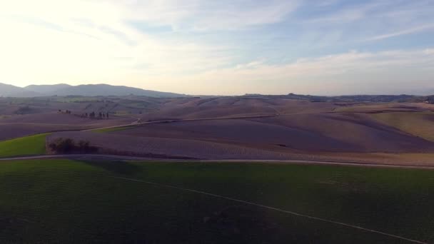 空中ショットは、豪華なトスカーナの丘の風景、フィールド上を飛んで — ストック動画