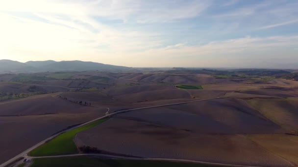 Zdjęcia lotnicze, przepięknych wzgórz Toskanii krajobraz, pływające powyżej pola — Wideo stockowe