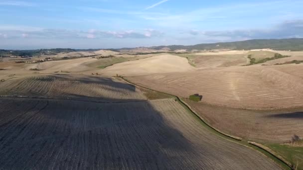 Воздушная съемка, великолепный пейзаж холмов Тосканы, полет над полями — стоковое видео