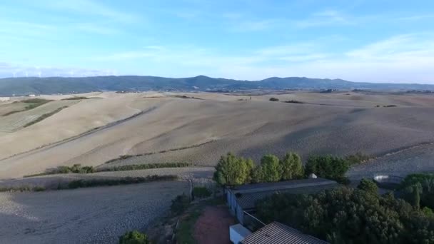 Hava atış, muhteşem Toskana hills manzara, alanların üstünde uçan — Stok video