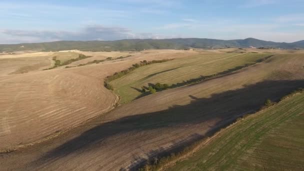 Luftaufnahme, wunderschöne Hügellandschaft der Tucany, Flug über die gepflügten Felder, Überflug der Toskana — Stockvideo