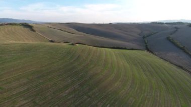  hava atış, muhteşem Toskana hills manzara, alanların üstünde uçan