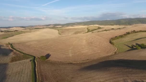 Tiro aéreo, linda paisagem colinas da Toscana, voando acima dos campos — Vídeo de Stock