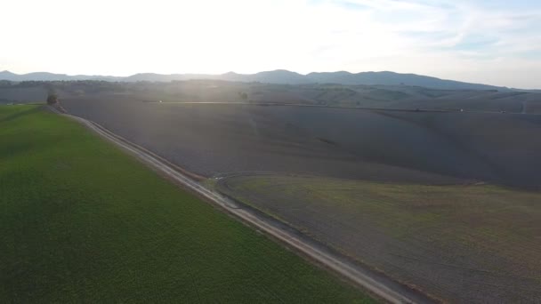 Ripresa aerea, splendido paesaggio collinare toscano, volando sopra i campi — Video Stock