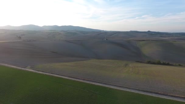 plan aérien, magnifique paysage de collines de la Toscane, volant au-dessus des champs 