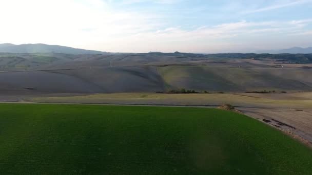 Luchtfoto schot, prachtige heuvels van Toscane landschap, vliegen boven de velden — Stockvideo