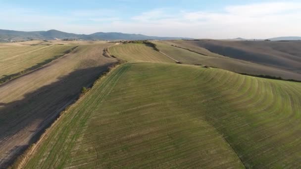 空中ショットは、豪華なトスカーナの丘の風景、フィールド上を飛んで — ストック動画