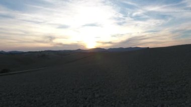 hava atış, muhteşem tucany hills manzara, sürülmüş alanların, Toskana köprü üstünde uçan