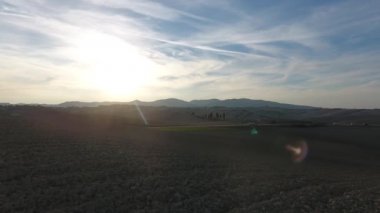 hava atış, muhteşem tucany hills manzara, sürülmüş alanların, Toskana köprü üstünde uçan