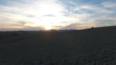 hava atış, muhteşem tucany hills manzara, sürülmüş alanların, Toskana köprü üstünde uçan