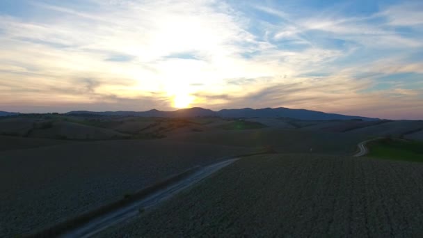 Luchtfoto schot, prachtige tucany heuvels landschap, vliegen boven de geploegd velden, Toscane viaduct — Stockvideo