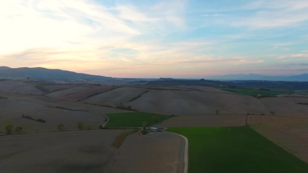 Antenn skott, underbara tucany hills landskap, flyger över fälten upplöjd, Toscana viadukt — Stockvideo