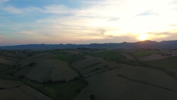 Воздушная съемка, великолепный пейзаж холмов Токаны, пролет над вспаханными полями, пролет над Тосканой — стоковое видео