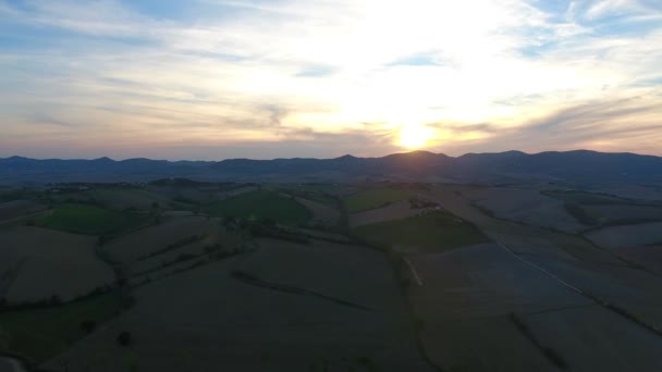 Tiro aéreo, lindo tucany colinas paisagem, voando acima dos campos arados, viaduto da Toscana — Vídeo de Stock