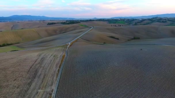 Tiro aéreo, lindo tucany colinas paisagem, voando acima dos campos arados, viaduto da Toscana — Vídeo de Stock