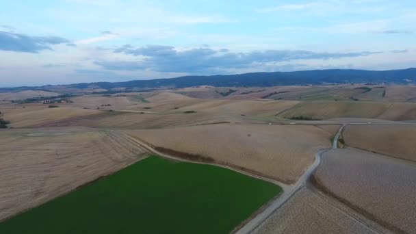 Antenn skott, underbara tucany hills landskap, flyger över fälten upplöjd, Toscana viadukt — Stockvideo