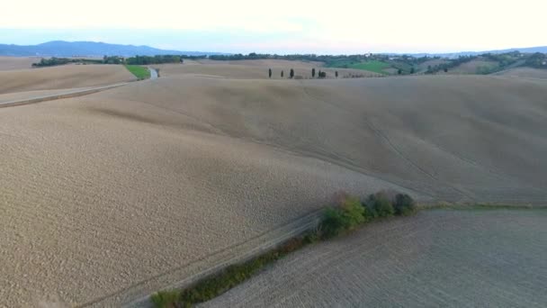 Zdjęcia lotnicze, przepięknych wzgórz Toskanii krajobraz z zachód światło, estakady Toskania — Wideo stockowe