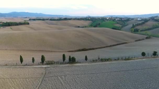 Plano aéreo, hermoso paisaje de colinas de tufo con luz del atardecer, sobrevuelo de tuétano — Vídeos de Stock