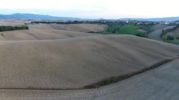 Plano aéreo, hermoso paisaje de colinas de tufo con luz del atardecer, sobrevuelo de tuétano — Vídeos de Stock