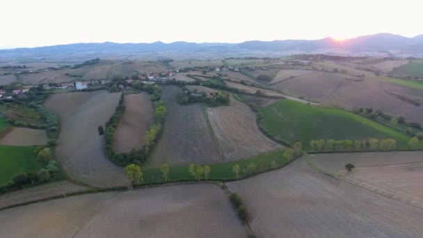 Zdjęcia lotnicze, przepięknych wzgórz Toskanii krajobraz z zachód światło, estakady Toskania — Wideo stockowe