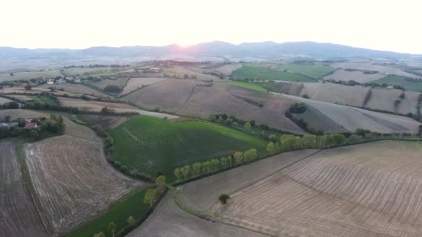 Légi felvétel, naplemente fény, Toszkána felüljáró táj csodálatos toszkán dombok — Stock videók
