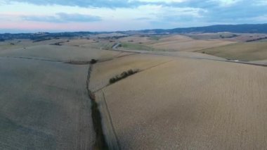 hava atış, muhteşem Toskana hills günbatımı ışık, Toskana köprü ile manzara.