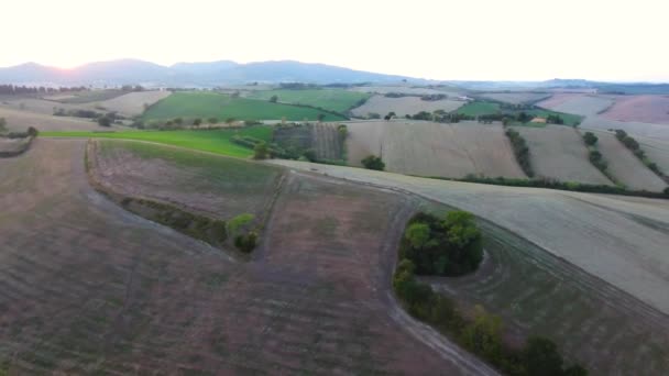 Luftaufnahme, wunderschöne Hügellandschaft der Toskana mit Sonnenuntergang, Überflug der Toskana — Stockvideo