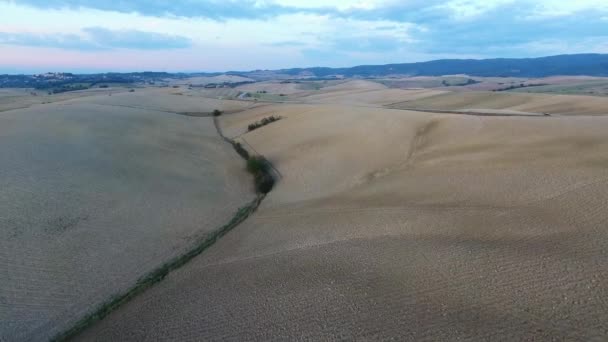 Zdjęcia lotnicze, przepięknych wzgórz Toskanii krajobraz z zachód światło, estakady Toskania — Wideo stockowe