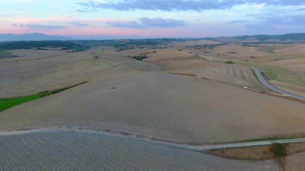 Luchtfoto schot, prachtige heuvels van Toscane landschap met zonsondergang licht, Toscane viaduct — Stockvideo