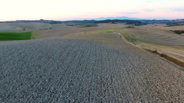 Tiro aéreo, linda paisagem colinas da Toscana com luz do sol, sobrevoo da Toscana — Vídeo de Stock