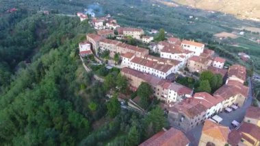 bir İtalyan ile küçük bir köy, bir ortaçağ mimarisi, Avrupa, köyün gidiş üzerinde hava çekim muhteşem drone uçuş