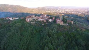 bir İtalyan ile küçük bir köy, bir ortaçağ mimarisi, Avrupa, köyün gidiş üzerinde hava çekim muhteşem drone uçuş