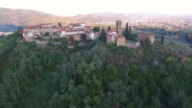 bir İtalyan ile küçük bir köy, bir ortaçağ mimarisi, Avrupa, köyün gidiş üzerinde hava çekim muhteşem drone uçuş