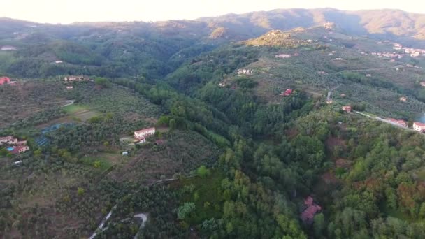 Plan aérien magnifique vol de drone au-dessus d'une nature italienne située sur les collines, en Europe, forte lumière du coucher du soleil avec l'éruption du soleil — Video