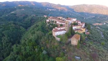 bir İtalyan ile küçük bir köy, bir ortaçağ mimarisi, Avrupa, köyün gidiş üzerinde hava çekim muhteşem drone uçuş