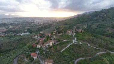 Düzülmüş Toskana üstgeçidin günbatımı ışığı
