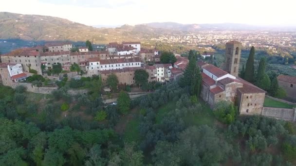 Nádherný Vzdušný záběr DRONY letu nad italskou malé vesnice, s některé středověké architektury, Evropa, vesnici — Stock video