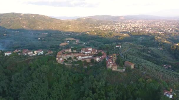 Plano aéreo magnífico avión no tripulado sobre un pequeño pueblo italiano, con un poco de arquitectura medieval, Europa, dando la vuelta al pueblo — Vídeo de stock