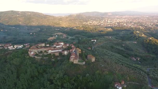 Nádherný Vzdušný záběr DRONY letu nad italskou malé vesnice, s některé středověké architektury, Evropa, vesnici — Stock video