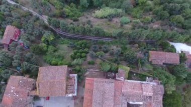 Düzülmüş Toskana üstgeçidin günbatımı ışığı