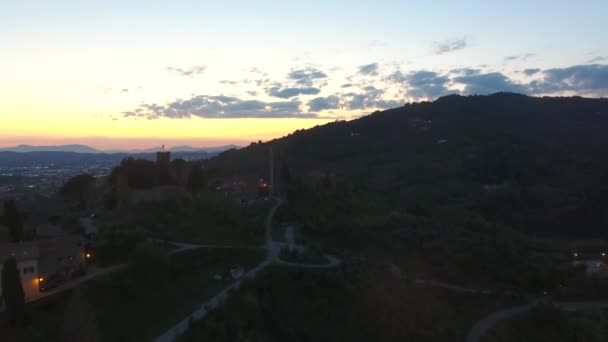 Splendida vista sul piccolo villaggio situato in collina con la luce del tramonto sullo sfondo, ripresa aerea realizzata con drone — Video Stock