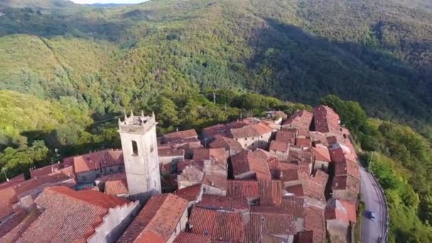 Impresionante vista, plano aéreo, magnífico pequeño pueblo italiano clásico en el paso elevado de la colina, en medio de la naturaleza verde, hecho con dron — Vídeo de stock