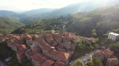 drone ile çarpıcı görünümü, hava atış, muhteşem klasik küçük İtalyan köy yeşil doğanın ortasında tepe geçidi üzerinde yapılan